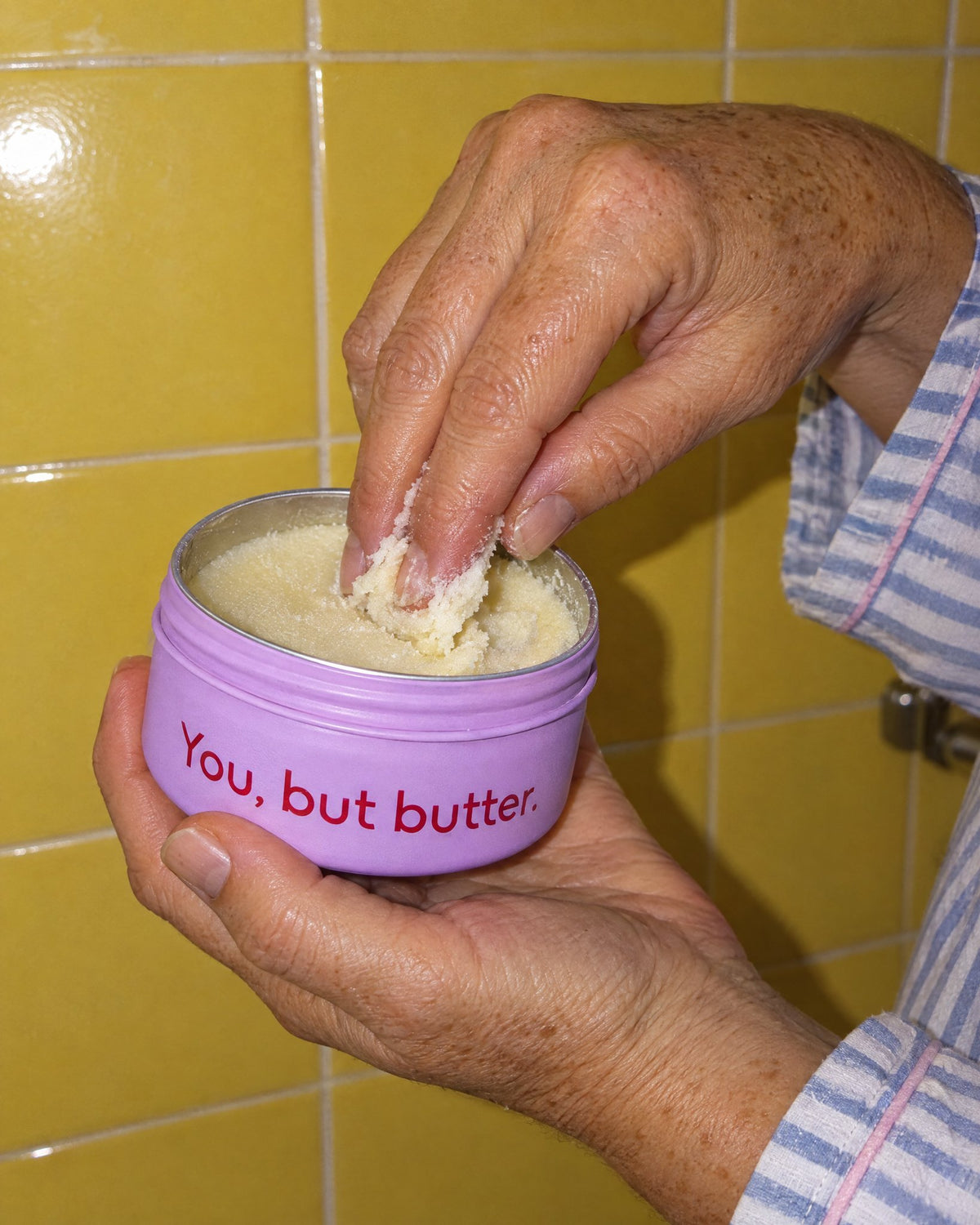 Dita che prendono il Docciaburro SOFTU dal vasetto