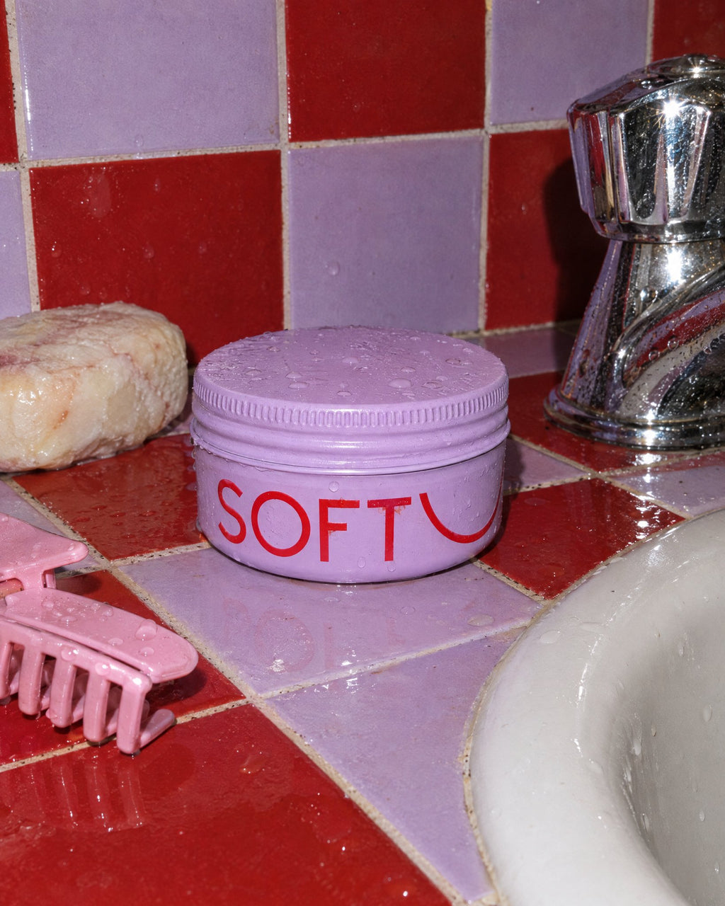 Vasetto di Docciaburro SOFTU sul lavandino del bagno